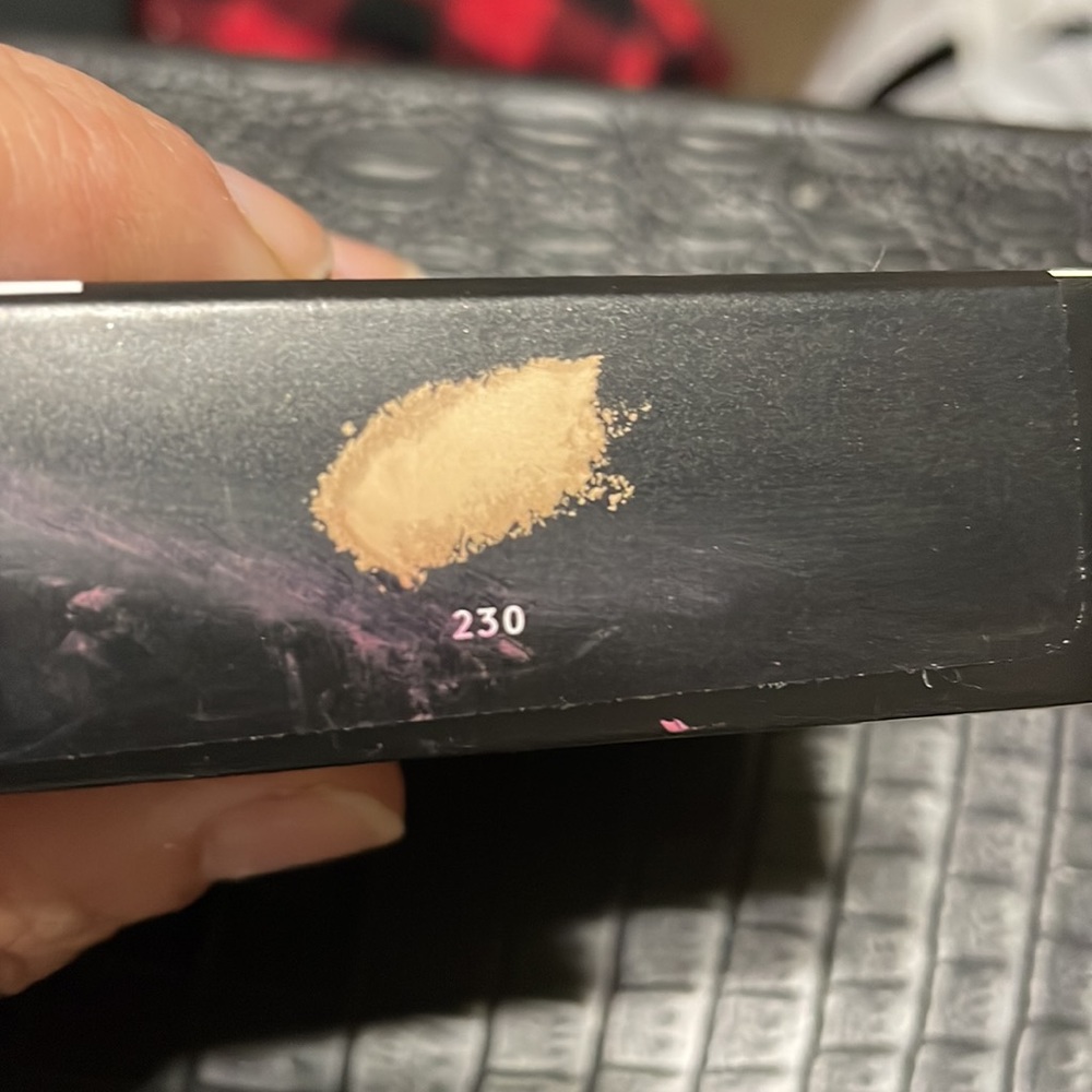 Soft matte powder foundation - Picture 3 of 3